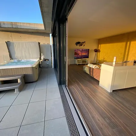 Luxusloft Mit Warmem Outdoor Whirlpool דירה *